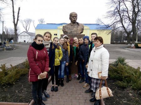 Учні 8-А класу Добровеличківської ЗШ І-ІІІ ст №1 у Помічній