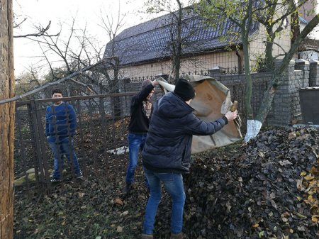 Волонтери 10 класу допомагають ветерану