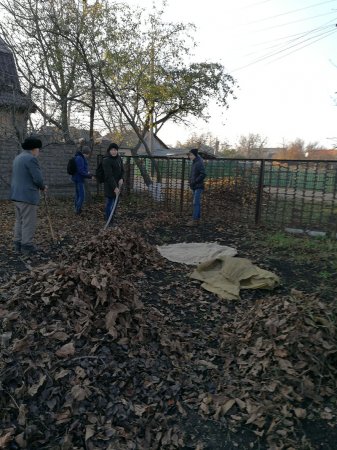 Волонтери 10 класу допомагають ветерану