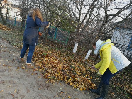 Волонтери 10 класу допомагають ветерану