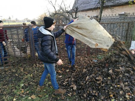 Волонтери 10 класу допомагають ветерану