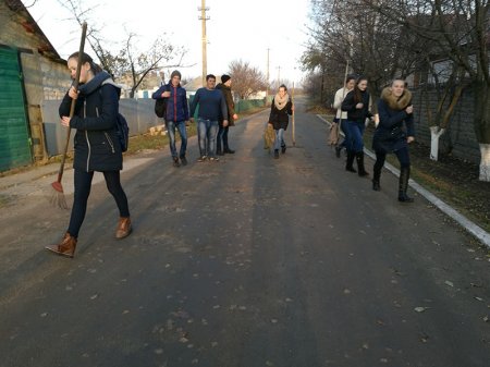 Волонтери 10 класу допомагають ветерану