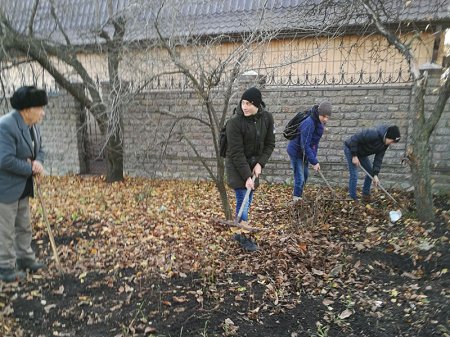 Волонтери 10 класу допомагають ветерану