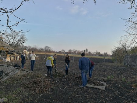 Волонтери 10 класу допомагають ветерану