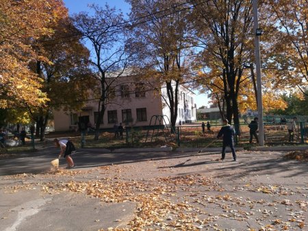 За чисте довкілля. Прибирання шкільної території.