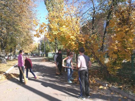 За чисте довкілля. Прибирання шкільної території.
