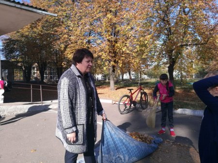 За чисте довкілля. Прибирання шкільної території.