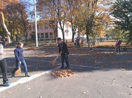 За чисте довкілля. Прибирання шкільної території.
